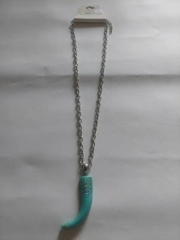 Chaîne avec dent bleu avec strass