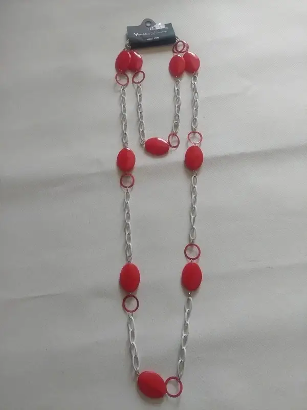 Longue chaîne ou collier avec déco rouge