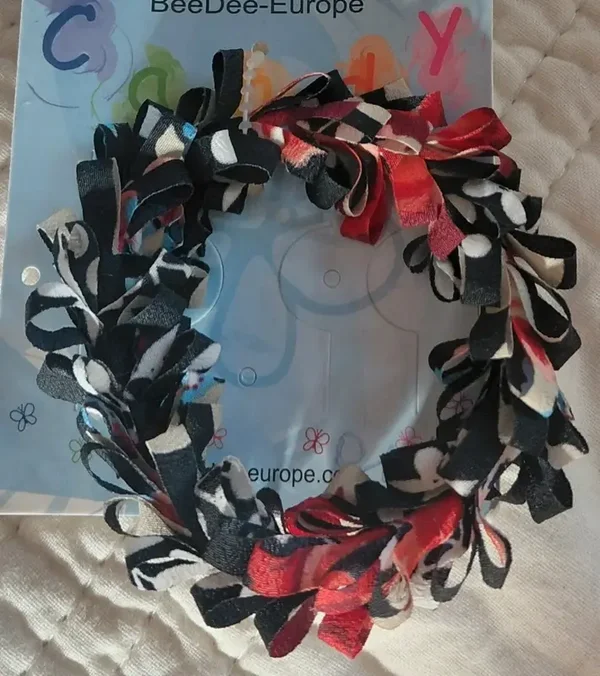 Chouchou noir, rouge, blanc