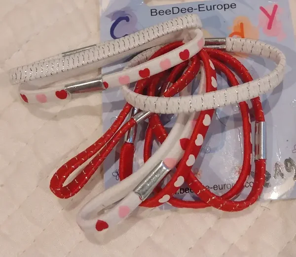Elastiques blancs et rouges