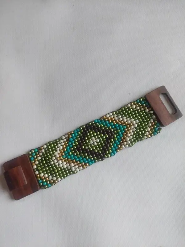 Bracelet en perles et en bois vert
