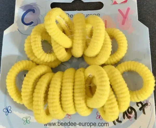 Petits nœuds élastiques jaunes