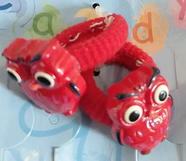 Petits nœuds rouges avec hiboux
