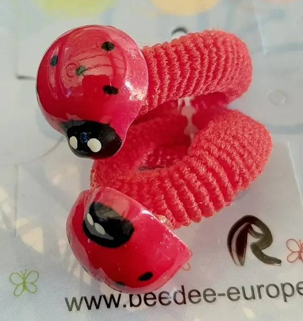 Petits nœuds rouges avec coccinelles