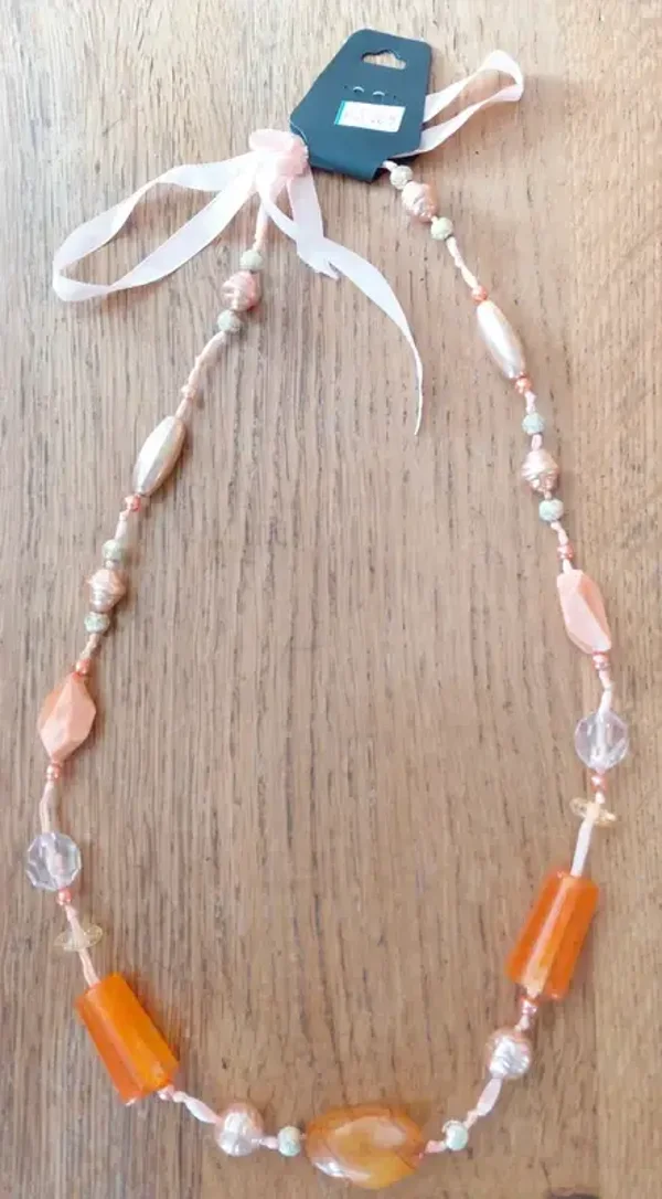 Collier avec perles et pierres oranges
