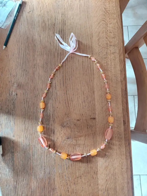 Collier avec perles et pierres oranges et dorées