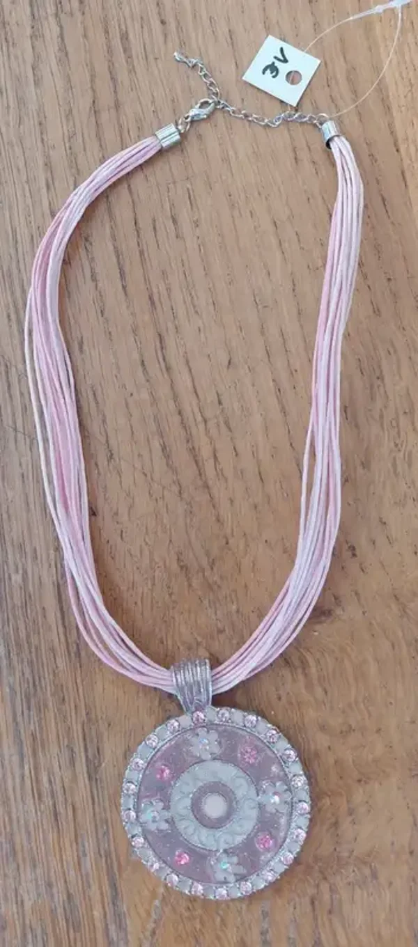 Collier en ficelles avec médaille fleurs rosées