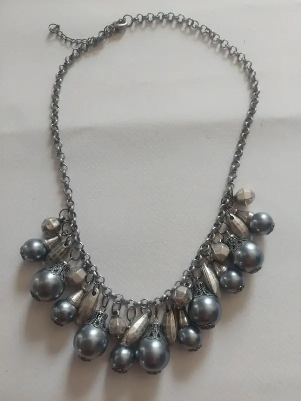 Collier avec breloques grises