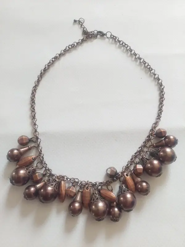 Collier avec breloques couleur cuivre