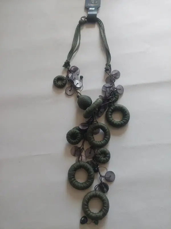 Collier en fil avec breloques dans les tons vert kaki