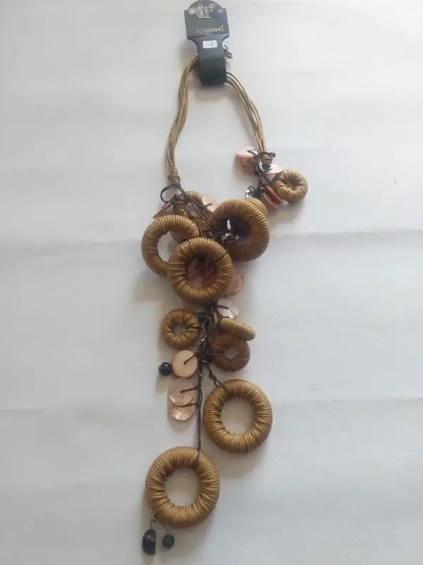Collier en fil avec breloques couleur moutarde , marron clair