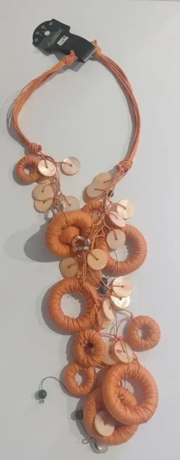 Collier en fil avec breloques orange