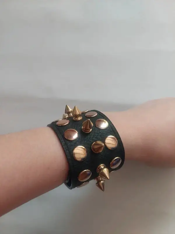 Bracelet style cuir noir avec des pointes