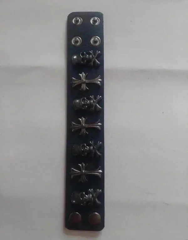 Bracelet tête de mort et croix gris foncé style cuir