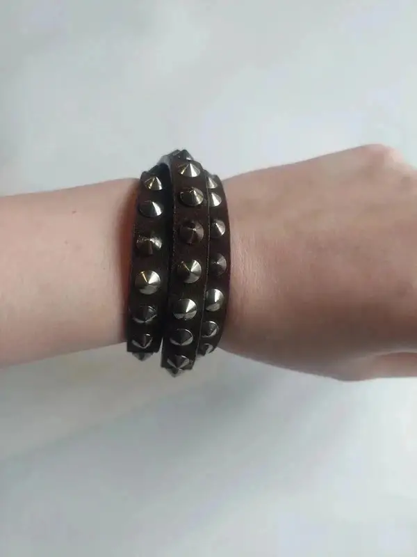 Bracelet style cuir marron avec petites pointes