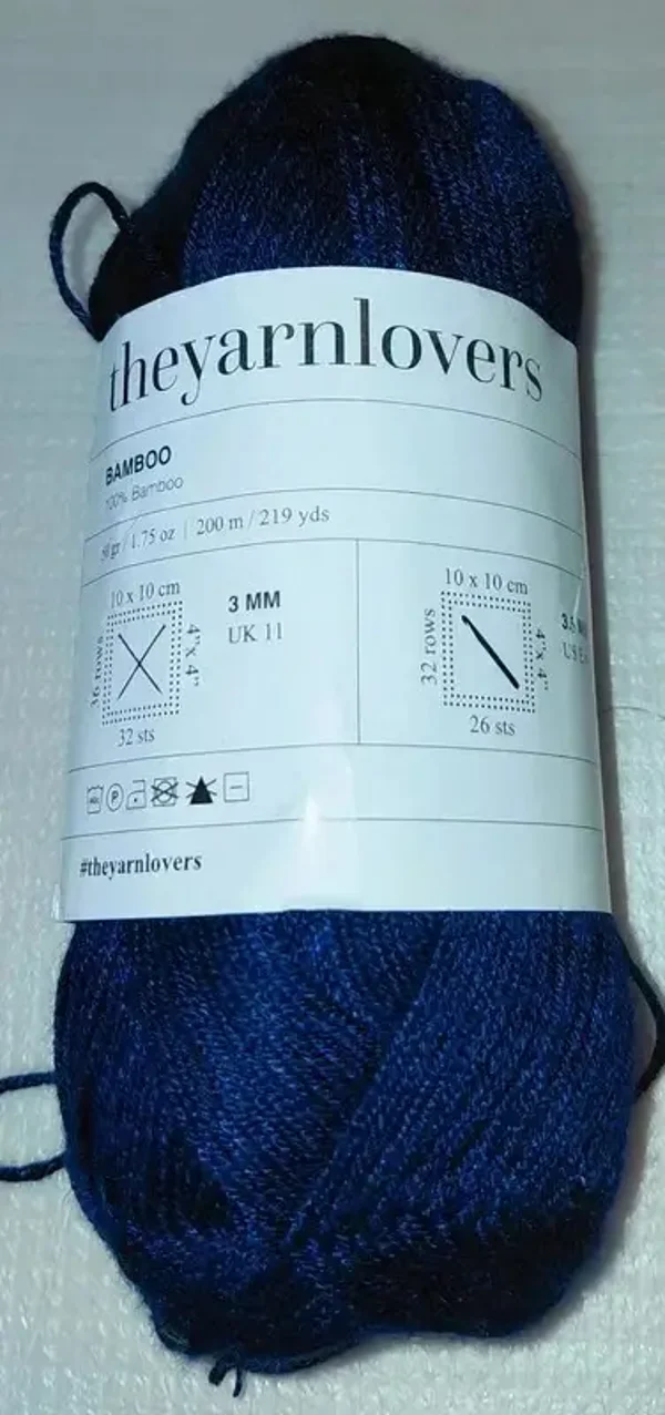 Bobine de fil bleu marine