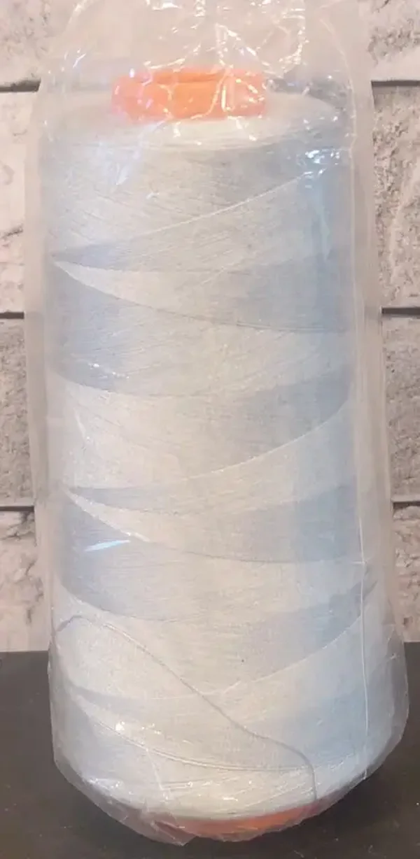 Fil à coudre gris