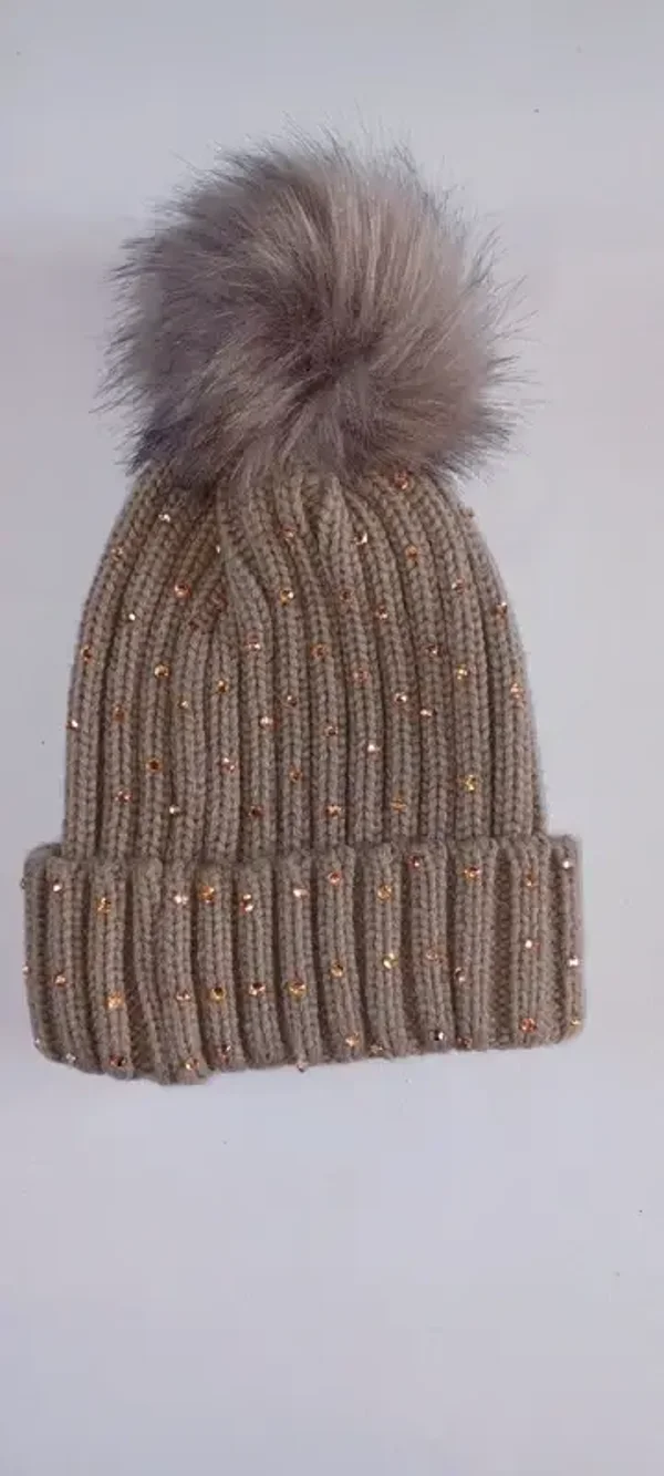 Bonnet marron clair avec pompon