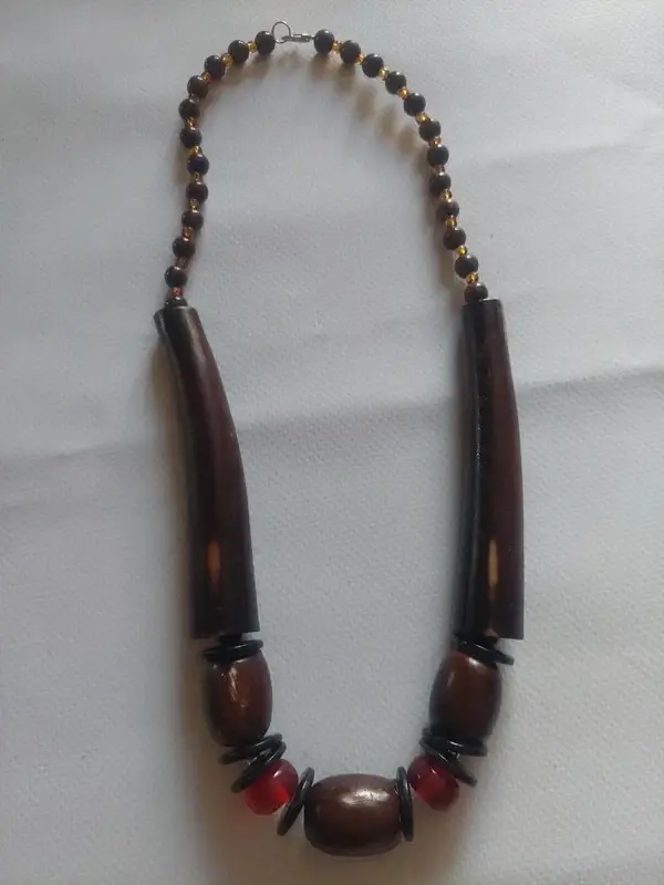 Collier en bois avec perles rouge et jaune