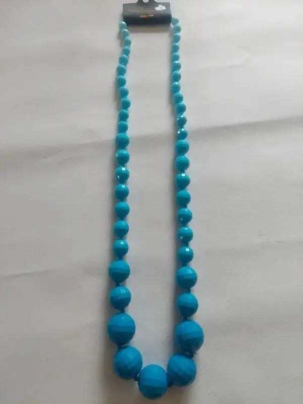 Collier avec grosses perles bleues style boule à facettes