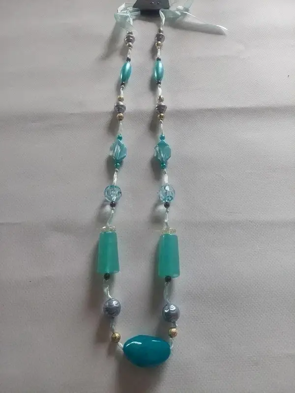 Collier avec perles et pierres bleues
