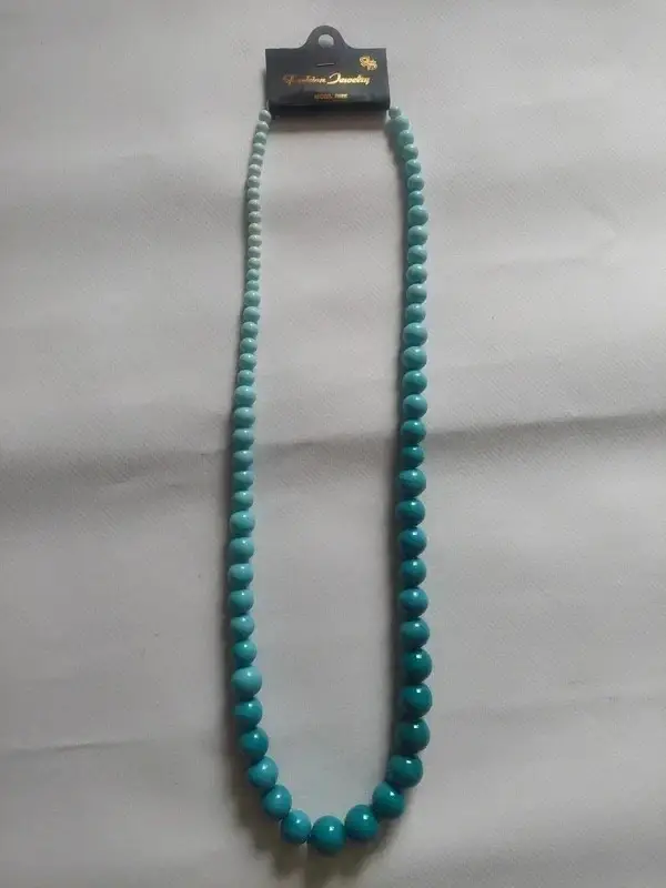 Collier dans les tons bleus