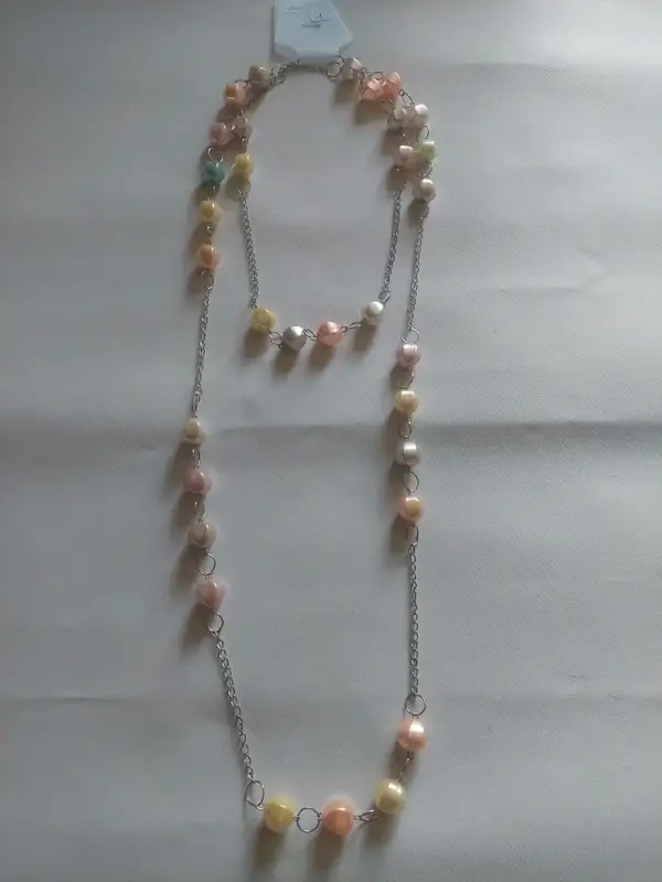 Collier long avec perles de couleur pastel