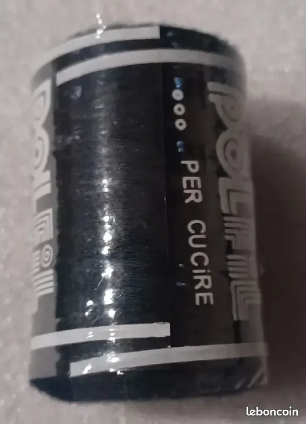 Fil à coudre noir