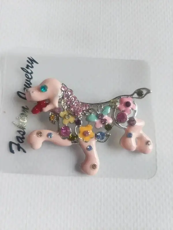 Broche chien rose avec strass