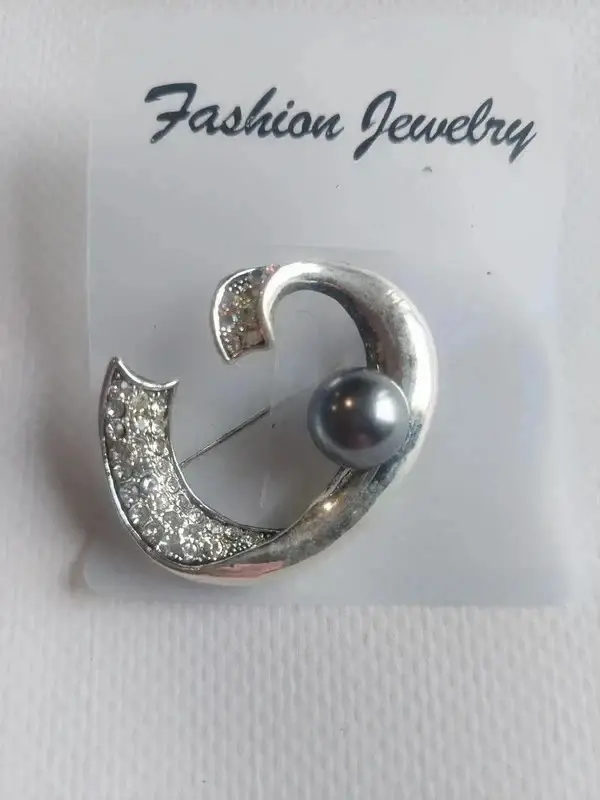 Broche argentée avec perle grise et strass