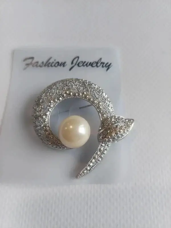 Broche argentée avec perle et feuille en strass