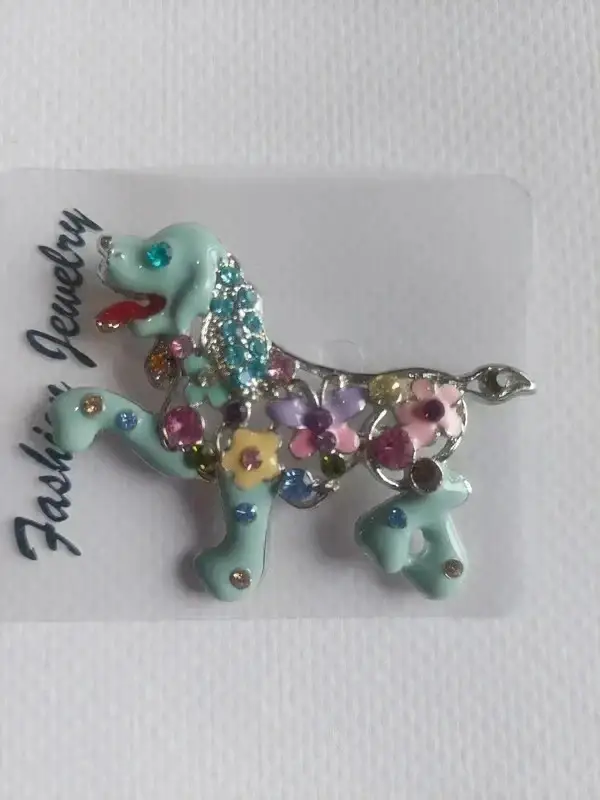 Broche en forme de chien bleu avec strass colorés