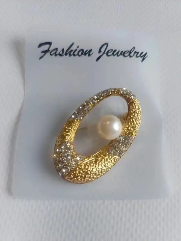 Broche dorée avec petite perle et strass