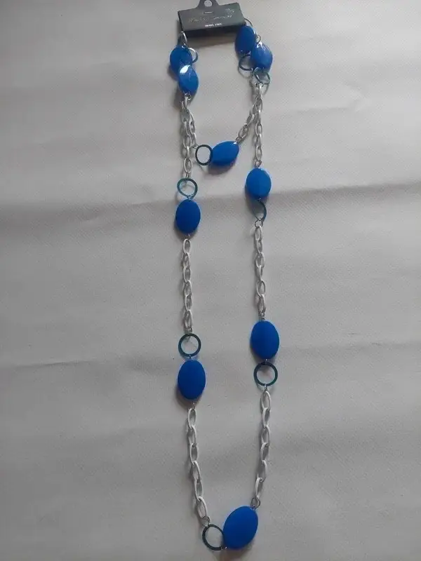 Long collier chaîne avec déco bleu
