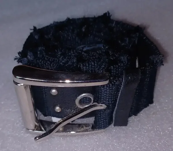 Ceinture noire "effet usé" avec rivets