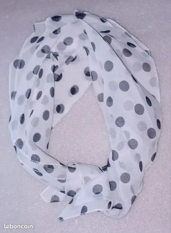 Bandana blanc à pois noirs