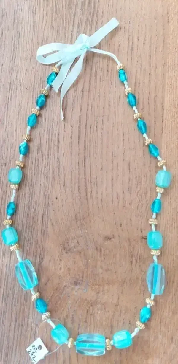 Collier avec perles et pierres turquoises