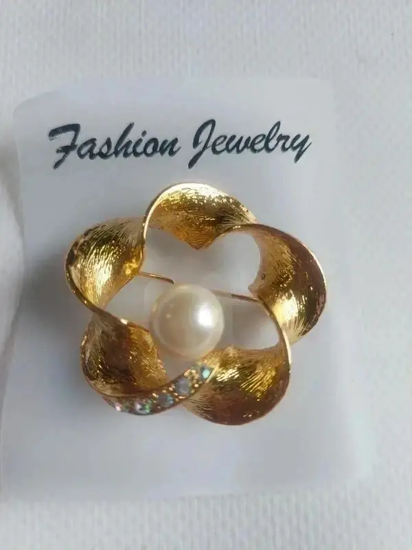 Broche dorée en forme de fleur avec perle et strass