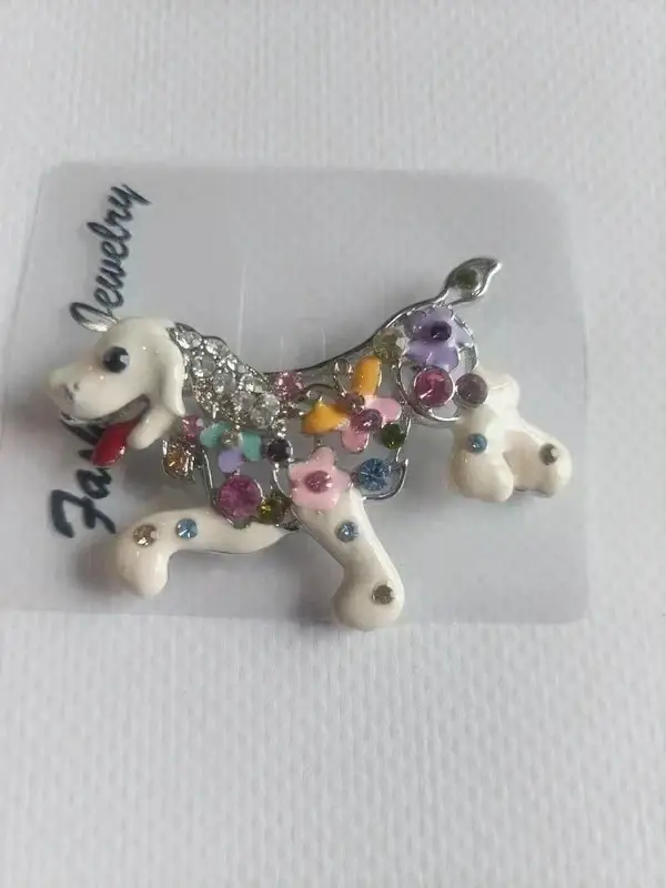 Broche en forme de chien blanc avec strass colorés