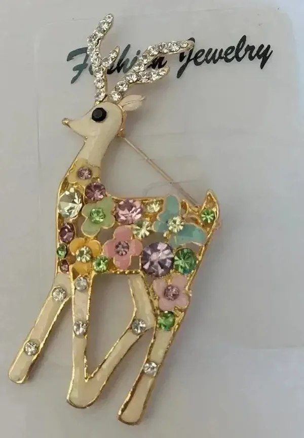 Broche en forme de cerf crème avec strass