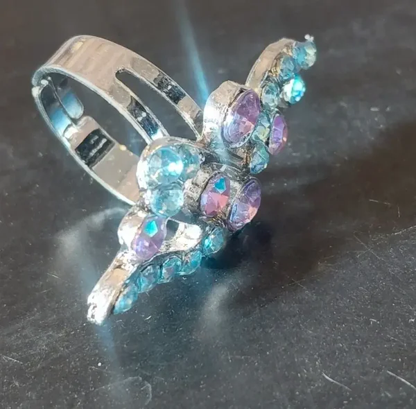 Bague avec strass bleu et rose