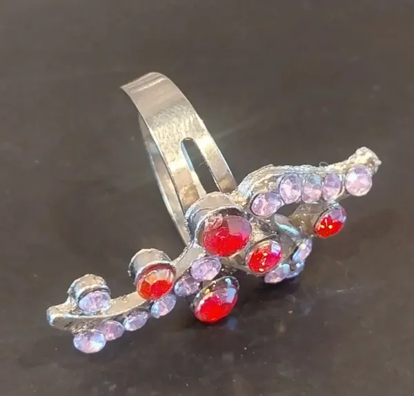 Bague avec strass rouge et lilas