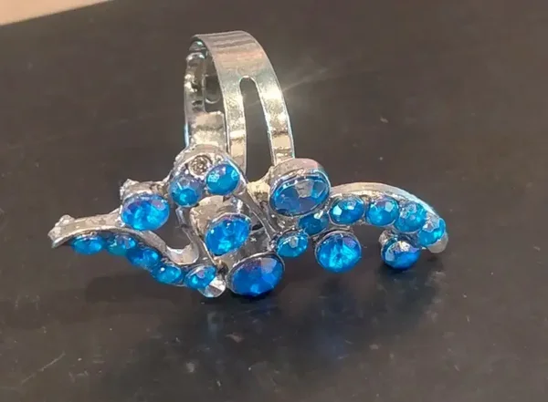 Bague avec strass bleu foncé