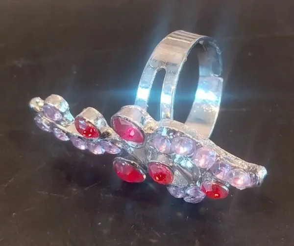 Bague avec strass rouge et lilas
