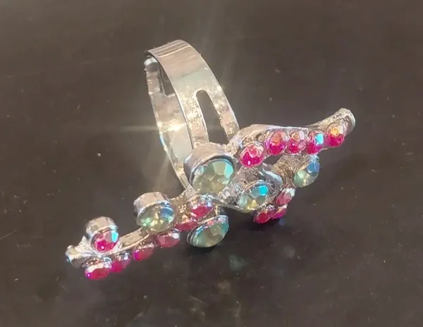 Bague avec strass rouge et vert