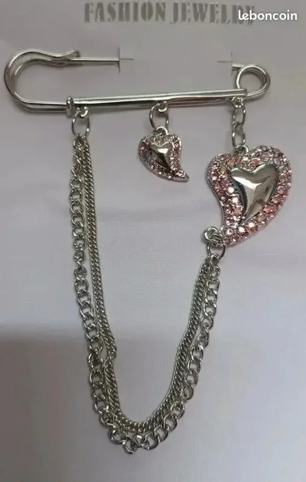 Broche épingle à nourrice avec chaînes et coeurs strass roses