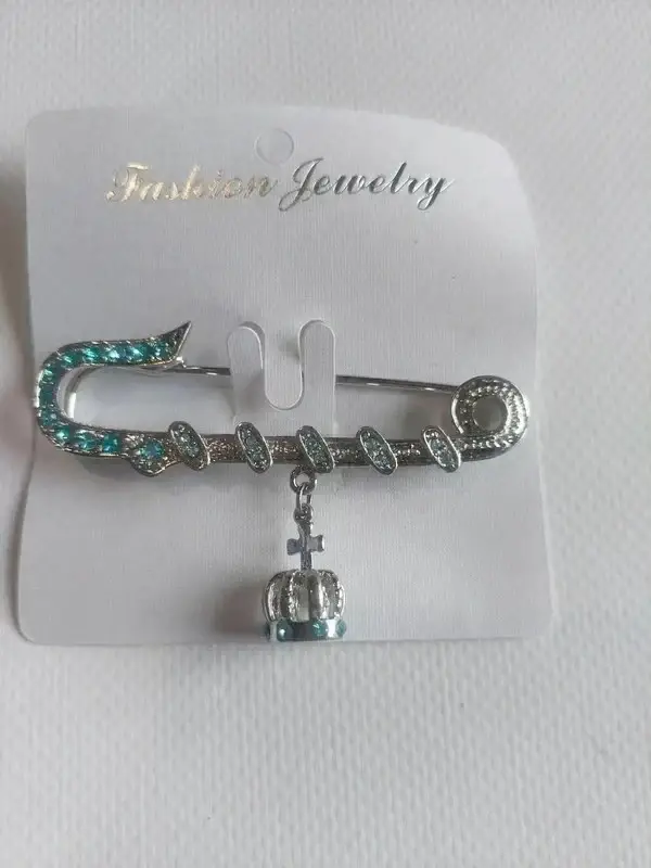 Broche épingle à nourrice avec couronne et strass bleu