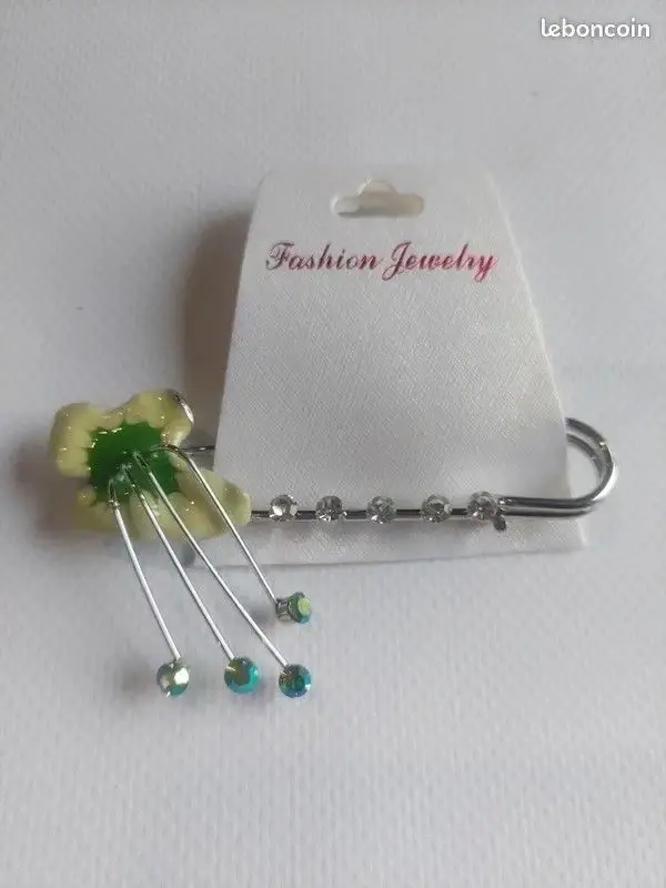 Broche épingle à nourrice fleur verte