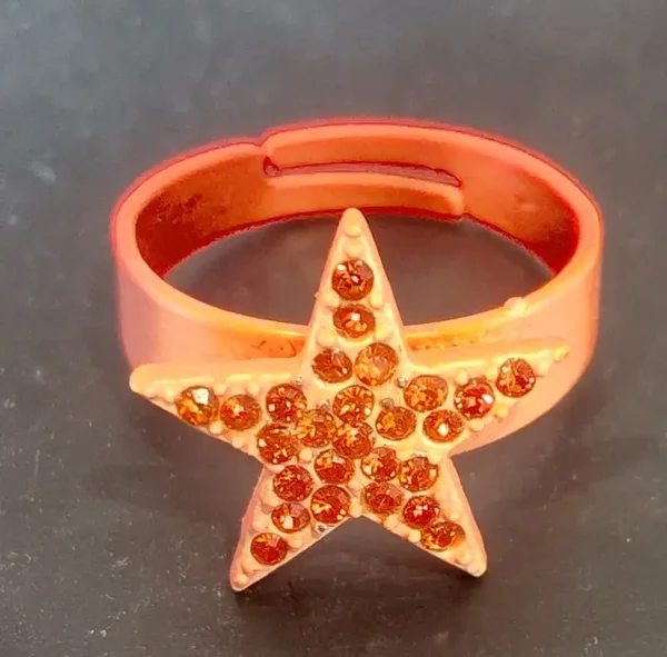 Bague étoile avec strass couleur rouge orangé