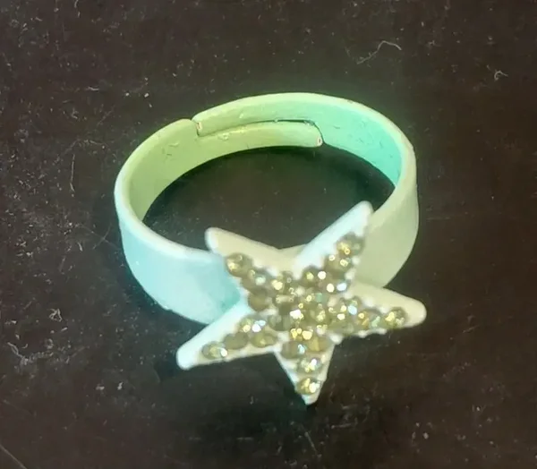 Bague étoile avec strass couleur verte